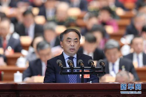 邓纯东委员作大会发言。 新华社记者 丁海涛 摄