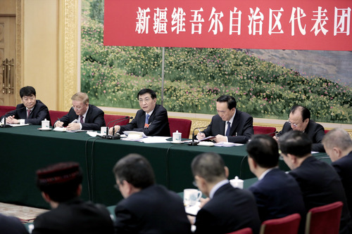 3月10日，中共中央政治局常委、中央书记处书记王沪宁参加十三届全国人大二次会议新疆代表团的审议。新华社记者 刘彬 摄