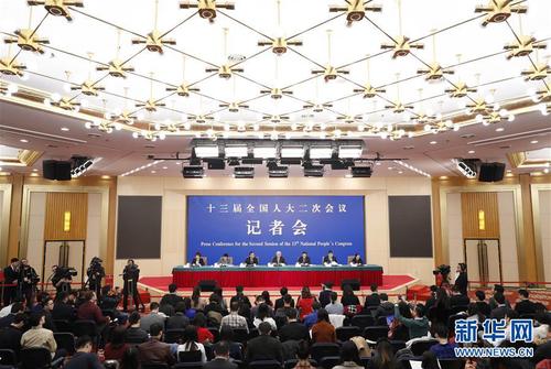 　　3月11日，十三届全国人大二次会议新闻中心举行记者会，邀请科技部部长王志刚、副部长李萌、战略规划司司长许倞、政策法规与创新体系建设司司长贺德方、资源配置与管理司司长张晓原就“加快建设创新型国家”相关问题回答中外记者提问。 新华社记者 沈伯韩 摄
