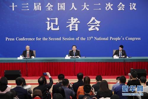 　　3月11日，十三届全国人大二次会议新闻中心举行记者会，邀请生态环境部部长李干杰就“打好污染防治攻坚战”相关问题回答中外记者提问。 新华社记者 沈伯韩 摄