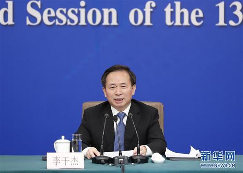 　　3月11日，十三届全国人大二次会议新闻中心举行记者会，邀请生态环境部部长李干杰就“打好污染防治攻坚战”相关问题回答中外记者提问。 新华社记者 沈伯韩 摄2