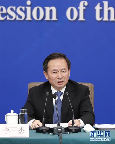　　3月11日，十三届全国人大二次会议新闻中心举行记者会，邀请生态环境部部长李干杰就“打好污染防治攻坚战”相关问题回答中外记者提问。 新华社记者 沈伯韩 摄3