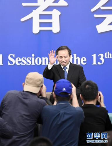 　　3月11日，十三届全国人大二次会议新闻中心举行记者会，邀请生态环境部部长李干杰就“打好污染防治攻坚战”相关问题回答中外记者提问。这是记者会开始前，李干杰向记者致意。 新华社记者 王鹏 摄
