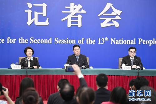 　　3月12日，十三届全国人大二次会议新闻中心举行记者会，邀请最高人民法院审判委员会副部级专职委员刘贵祥（中）、福建省高级人民法院院长吴偕林（右）、江西省高级人民法院院长葛晓燕就“攻坚‘基本解决执行难’”相关问题回答中外记者提问。 新华社记者 王鹏 摄
