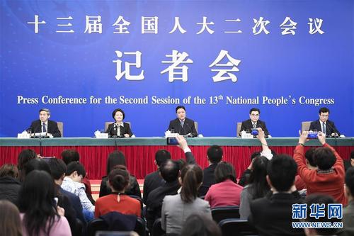 　　3月12日，十三届全国人大二次会议新闻中心举行记者会，邀请最高人民法院审判委员会副部级专职委员刘贵祥（中）、福建省高级人民法院院长吴偕林（右二）、江西省高级人民法院院长葛晓燕（左二）就“攻坚‘基本解决执行难’”相关问题回答中外记者提问。 新华社记者 王鹏 摄