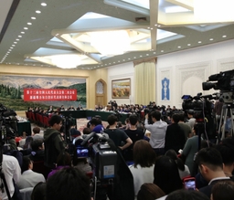 新疆代表团全体会议向媒体开放