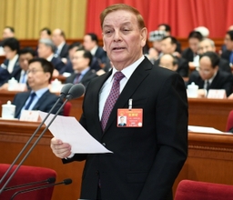 艾力更·依明巴海主持十三届全国人大二次会议第三次全体会议