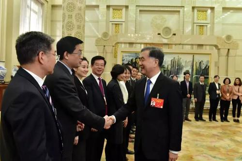 汪洋主席与人民政协报社党组书记、社长王相伟亲切握手 本报记者 姜贵东摄