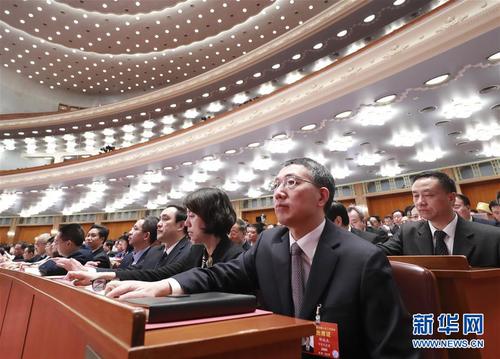 　　3月15日，第十三届全国人民代表大会第二次会议在北京人民大会堂举行闭幕会。这是代表在表决。 新华社记者 庞兴雷 摄