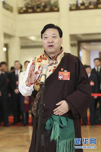 　　3月15日，十三届全国人大二次会议在北京人民大会堂举行闭幕会。这是全国人大代表白加扎西在“代表通道”接受采访。 新华社记者殷刚摄