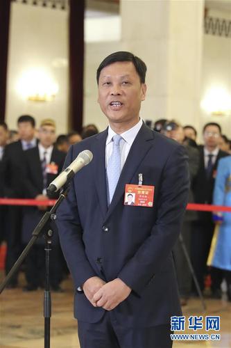 　　3月15日，十三届全国人大二次会议在北京人民大会堂举行闭幕会。这是全国人大代表符宣朝在“代表通道”接受采访。 新华社记者殷刚摄