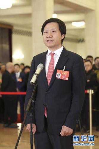 　　3月15日，十三届全国人大二次会议在北京人民大会堂举行闭幕会。这是全国人大代表雷军在“代表通道”接受采访。 新华社记者殷刚摄