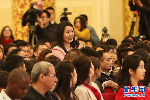 图为财新周刊财新网记者提问。新华网 中国政府网 陈杰 摄