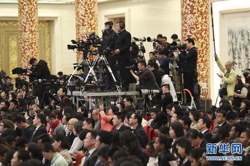 记者在采访拍摄。 新华社记者 金立旺 摄