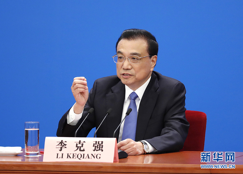 图为国务院总理李克强答记者问 新华社记者 沈伯韩 摄