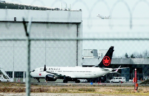 3月13日,加拿大交通部长马克·加尔诺宣布停飞加拿大所有41架波音737 MAX型号飞机,并禁止该型号飞机飞越加拿大领空。图为加拿大温哥华国际机场拍摄的波音737 MAX型号飞机。 新华社发 3月13日,加拿大交通部长马克·加尔诺宣布停飞加拿大所有41架波音737 MAX型号飞机,并禁止该型号飞机飞越加拿大领空。图为加拿大温哥华国际机场拍摄的波音737 MAX型号飞机。 新华社发