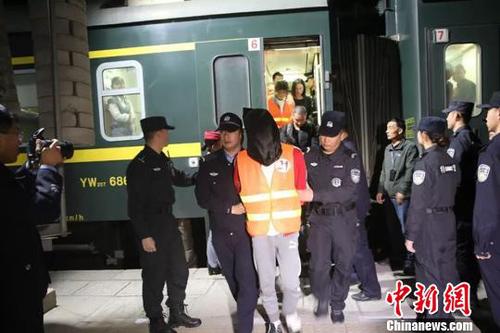图为酒泉警方押解网络诈骗犯罪嫌疑人现场。 邹凯强 摄 图为酒泉警方押解网络诈骗犯罪嫌疑人现场。 邹凯强 摄