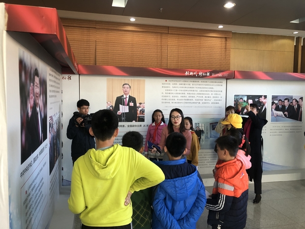 主持人韩月带领同学们参观社史展板