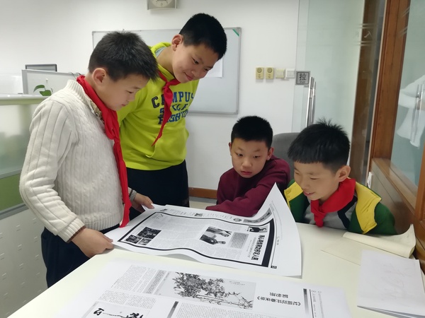 同学们在看报纸大样