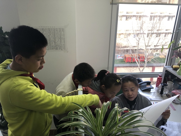 同学们向校对老师了解校对流程