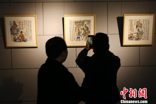 中医药文化吸引观众。　王亚东 摄