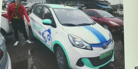 肇事者张某洋指认肇事车辆。 肇事者张某洋指认肇事车辆。