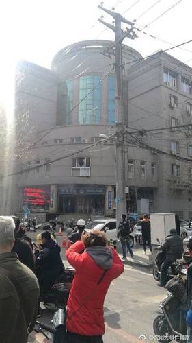 网传沈阳一交警队疑似发生爆炸 一人疑悬在楼外