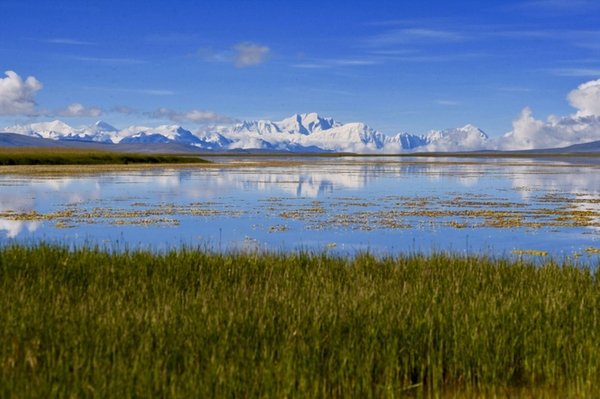 西藏仲巴县境内的雪山湖泊（2018年9月8日摄）。