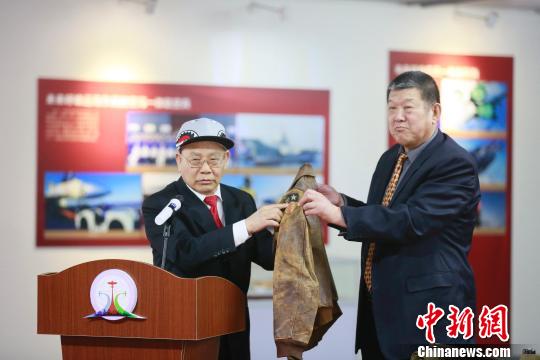陈灿培(左)捐赠的有美国飞虎队队员的军服、战斗机仪表等。　钱志国 摄