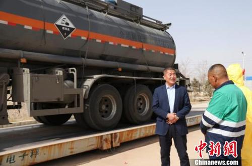 图为张希平在化工产品存储厂内交代工作人员“安全第一”。 闫姣 摄 图为张希平在化工产品存储厂内交代工作人员“安全第一”。 闫姣 摄