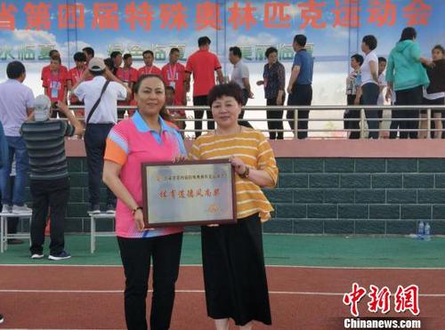 图为甘南州特教学校在该省特殊奥林匹克运动会上获奖。　钟欣 摄