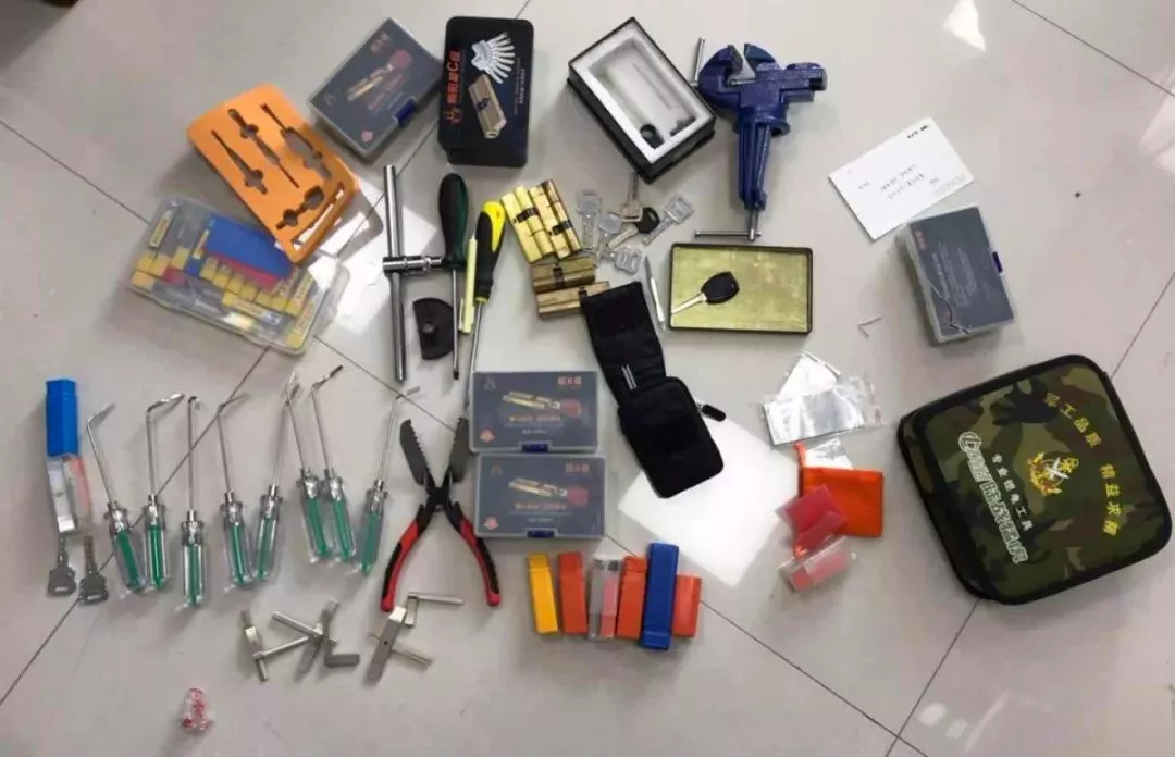 小偷自学法律躲避制裁:偷到A货气得扔垃圾箱