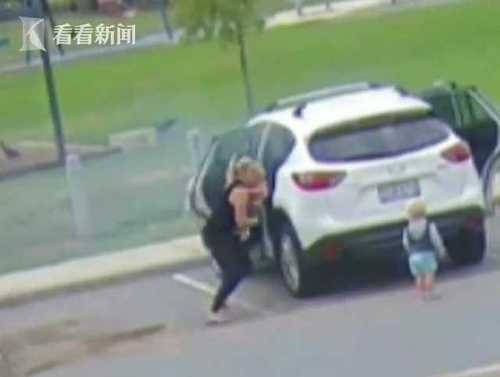 汽车冒烟澳女子拽出两娃逃命 两秒后汽车起火爆炸