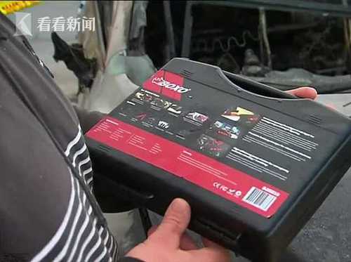 汽车冒烟澳女子拽出两娃逃命 两秒后汽车起火爆炸