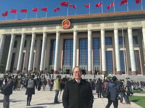 邱小琪委员在人民大会堂前