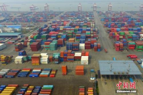 资料图：不同颜色的集装箱整齐排列。<a target='_blank' href='http://www.chinanews.com/'>中新社</a>记者 泱波 摄