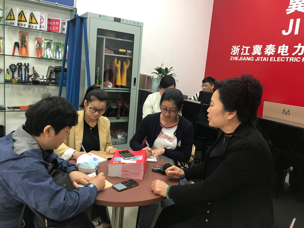 图二：30年前就从河北沧州来柳市创业的浙江冀泰电力器材有限公司女老板刘春香一边理货一边与本报（网）记者聊着。