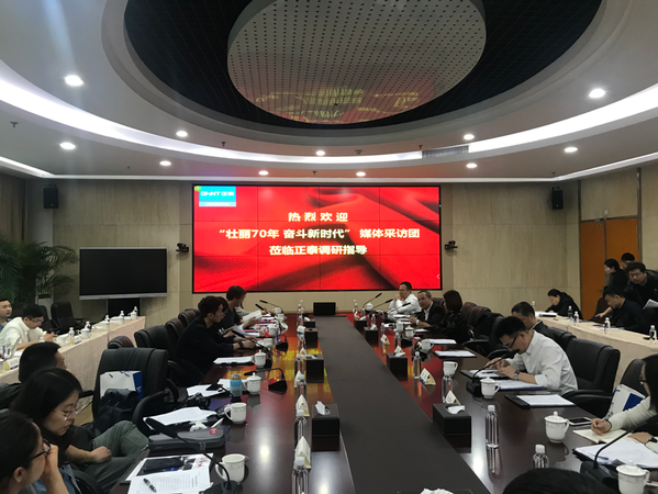 图三：本报（网）记者在柳市正泰集团采访，听取集团公司党委书记吴炳池介绍正泰集团党建工作。