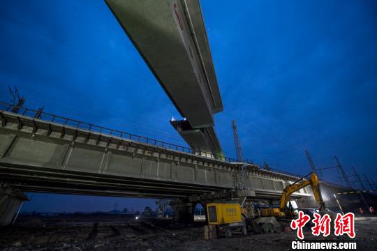 山西太焦高铁凌晨突击:两处8800吨巨型“钢铁巨人”旋转合龙