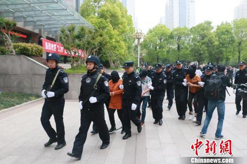 图为4月20日下午,部分犯罪嫌疑人乘高铁被押解回郑州。 李超庆 摄 图为4月20日下午,部分犯罪嫌疑人乘高铁被押解回郑州。 李超庆 摄