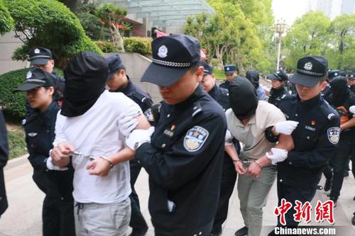 图为犯罪嫌疑人被押解到郑州市公安局郑东分局。 李超庆 摄 图为犯罪嫌疑人被押解到郑州市公安局郑东分局。 李超庆 摄