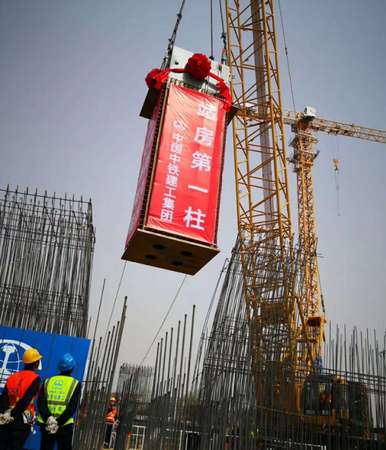 图为新丰台站首根钢柱开始吊装
