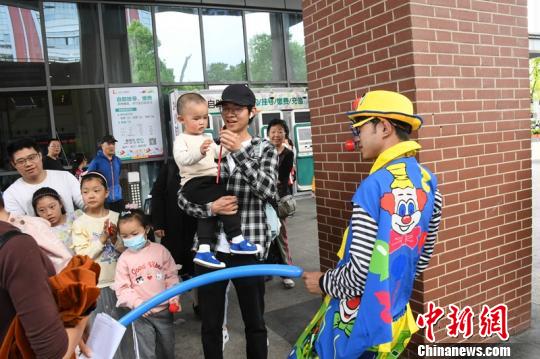 外籍友人还拿出了各自“绝活”，木偶剧、小丑等精彩的表演。　芊烨 摄