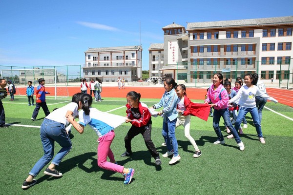 孩子们在恒大援建的学校欢乐嬉戏