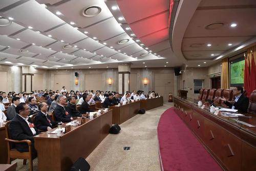 △中国科学院城市发展与环境研究所所长潘家华受邀为省政协常委会议组成人员及列席会议的40位省政协委员作专题讲座