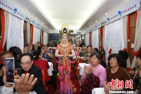 “丝路游”升温中铁兰州局加开36趟旅游专列