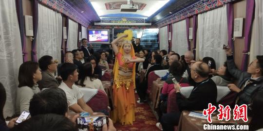 2018年12月1日22时许,由甘肃兰铁国际旅行社有限公司组织开行的Y681次“环西部火车游·东南亚冬季丝路国际旅游专列”,在兰州车站鸣笛启程,这是“环西部火车游”开行以来的首趟国际旅游专列。(资料图) 钟欣 摄 2018年12月1日22时许,由甘肃兰铁国际旅行社有限公司组织开行的Y681次“环西部火车游·东南亚冬季丝路国际旅游专列”,在兰州车站鸣笛启程,这是“环西部火车游”开行以来的首趟国际旅游专列。(资料图) 钟欣 摄