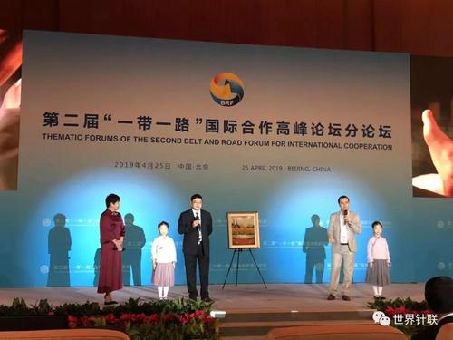 “针灸道，保康养，查岁时，遵天道……”在童声朗诵针灸三字经和中医针灸主题歌曲《针艾世界》的背景音乐中，两位嘉宾缓缓走上台。