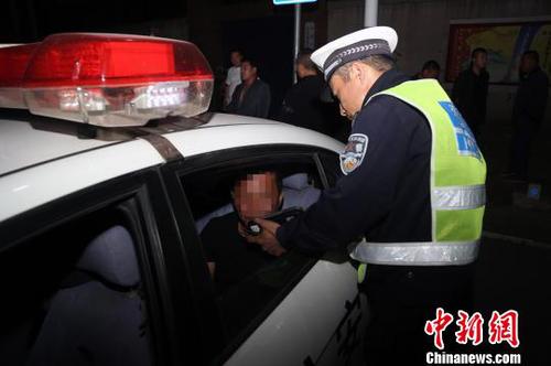 图为河北警方路面执勤工作。警方供图 图为河北警方路面执勤工作。警方供图