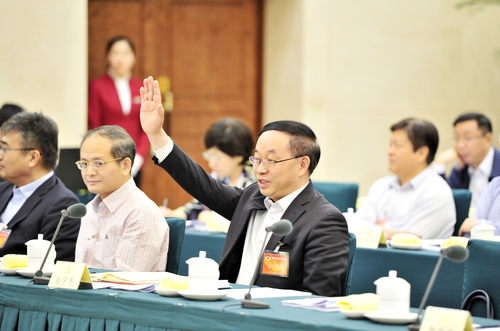 5月14日，全国政协在京召开“创新驱动发展”专题协商会。图为专题协商会分组讨论会上全国政协委员、中国科学院院士赵宇亮举手抢先发言。本报记者姜贵东摄